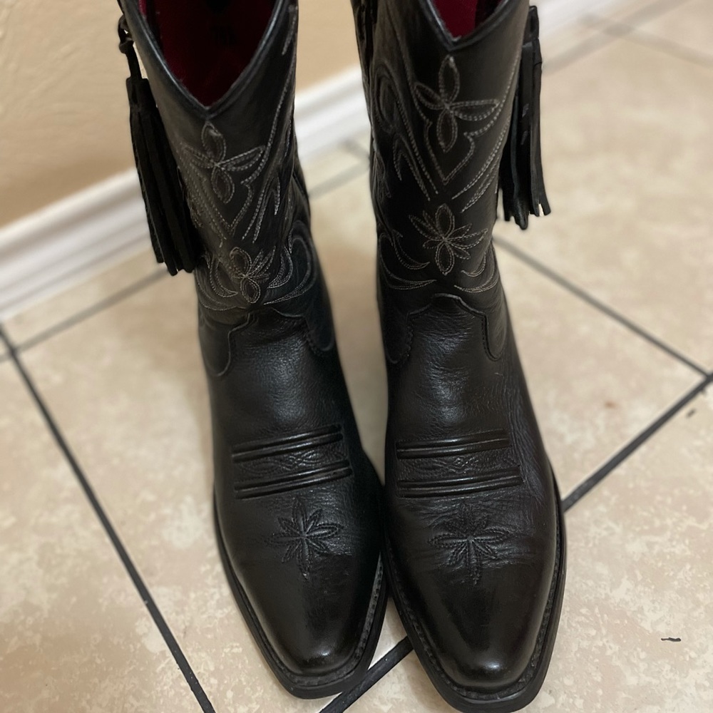 Black boots Ariat women